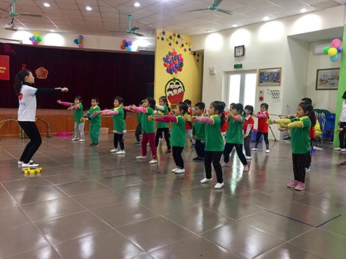 Lớp MG lớn A2 trường mầm non Phúc Đồng đã lên tiết kiến tập rất thành công với hoạt động giáo dục thể chất cho trẻ.